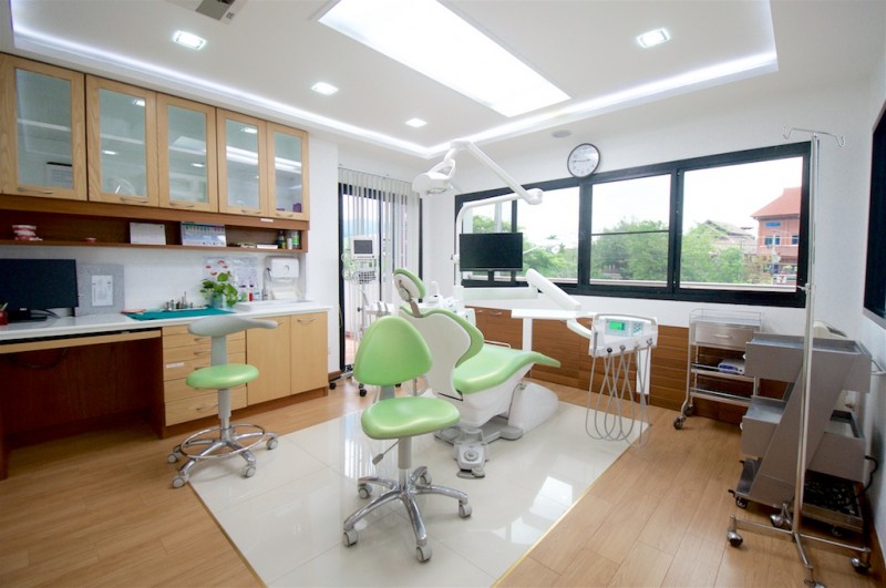 Kitcha Dental Clinic Chiang Mai Thailand dentist implant veneer crown bridge ทำฟัน จัดฟัน ฟอกสีฟัน รากเทียม